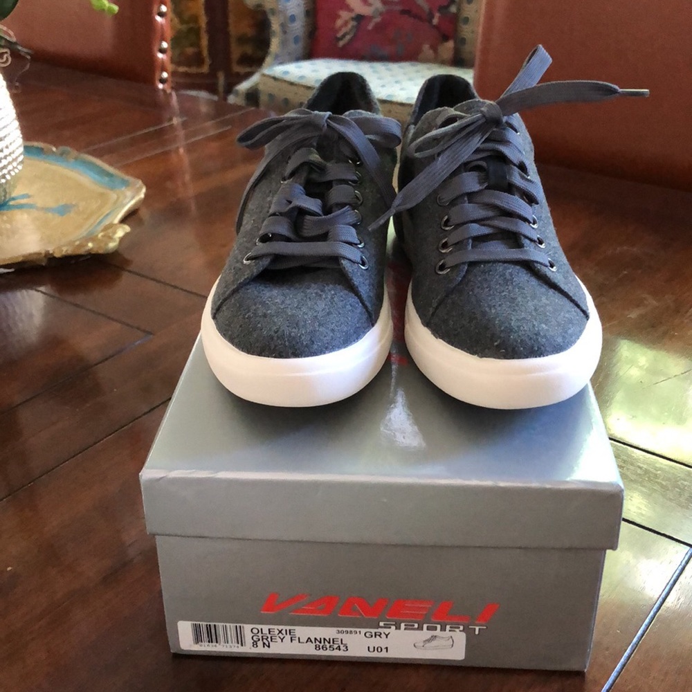 Women’s Vaneli Sport Sneaker. Olexie Grey Flannel. BNIB. 8N